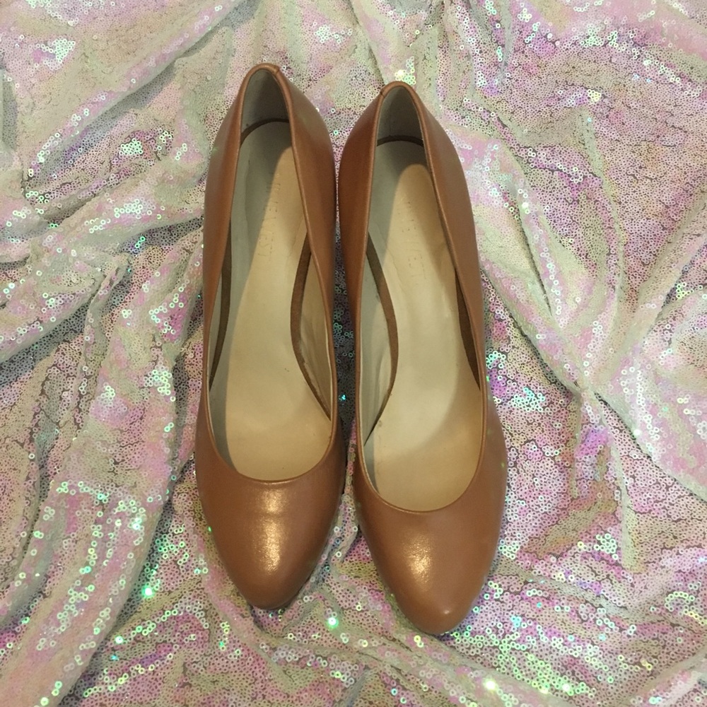 Like new Nine West Tan Heels
